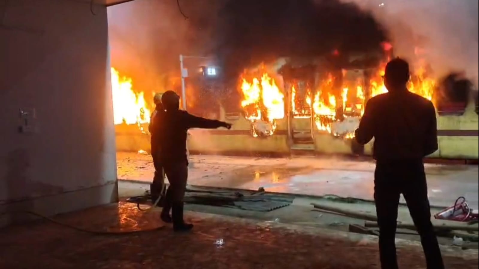 কাটোয়া স্টেশনে দাঁড়িয়ে থাকা আজিমগঞ্জ -প্যাসেঞ্জার ট্রেনের কামরায় আগুন