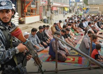 বন্দুকের মুখে শিশু-বৃদ্ধ এমনকি অসুস্থদের রাতভর নামাজ পাঠ করতে বাধ্য করল তালিবানরা ; তার আগে মসজিদ থেকে বের করে দেওয়া হয় মহিলাদের 