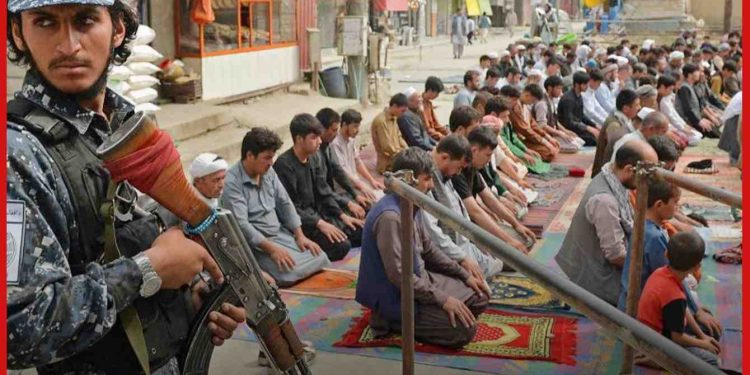 বন্দুকের মুখে শিশু-বৃদ্ধ এমনকি অসুস্থদের রাতভর নামাজ পাঠ করতে বাধ্য করল তালিবানরা ; তার আগে মসজিদ থেকে বের করে দেওয়া হয় মহিলাদের