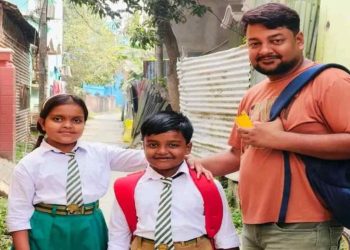 বাবার বাইকে চড়ে দিদির সাথে স্কুলে যাওয়ার পথে বেপরোয়া ডাম্পারের ধাক্কায় ৫ বছরের শিশুর মৃত্যু, আশঙ্কাজনক দিদি  