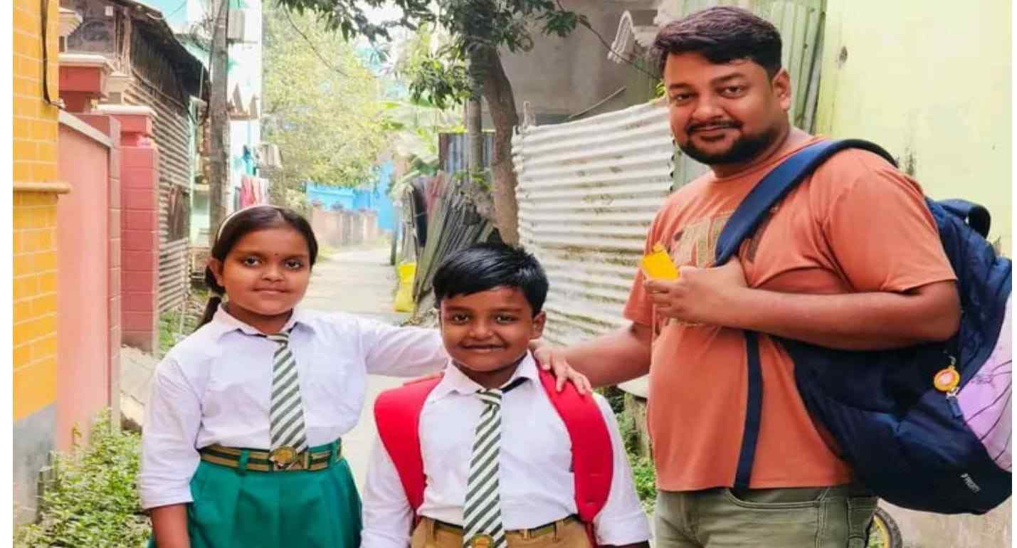 বাবার বাইকে চড়ে দিদির সাথে স্কুলে যাওয়ার পথে বেপরোয়া ডাম্পারের ধাক্কায় ৫ বছরের শিশুর মৃত্যু, আশঙ্কাজনক দিদি  