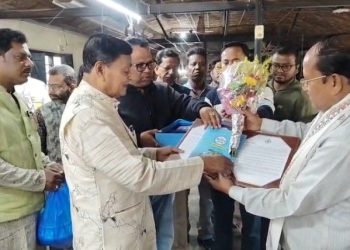 সাতসকালেই কালনার পদ্মশ্রী প্রাপককে শুভেচ্ছা জানাতে ফুলের তোড়া নিয়ে হাজির মন্ত্রী স্বপন দেবনাথ  