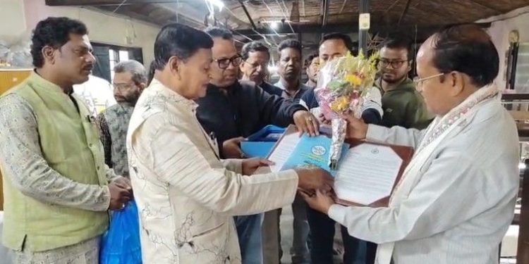 সাতসকালেই কালনার পদ্মশ্রী প্রাপককে শুভেচ্ছা জানাতে ফুলের তোড়া নিয়ে হাজির মন্ত্রী স্বপন দেবনাথ  