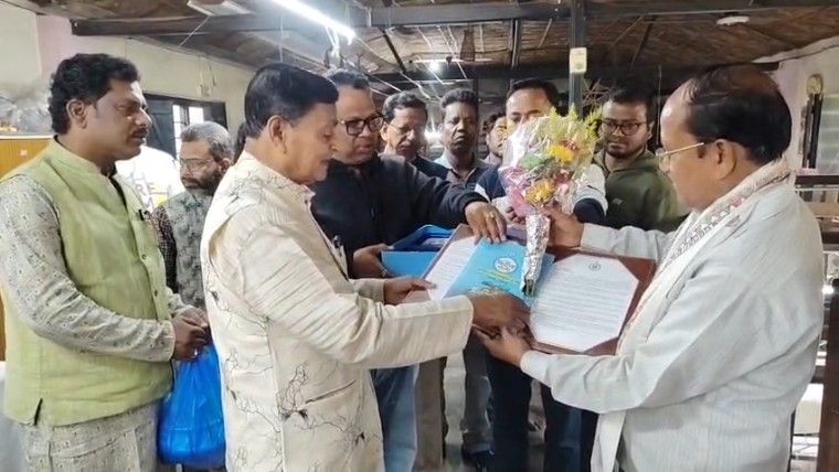 সাতসকালেই কালনার পদ্মশ্রী প্রাপককে শুভেচ্ছা জানাতে ফুলের তোড়া নিয়ে হাজির মন্ত্রী স্বপন দেবনাথ  