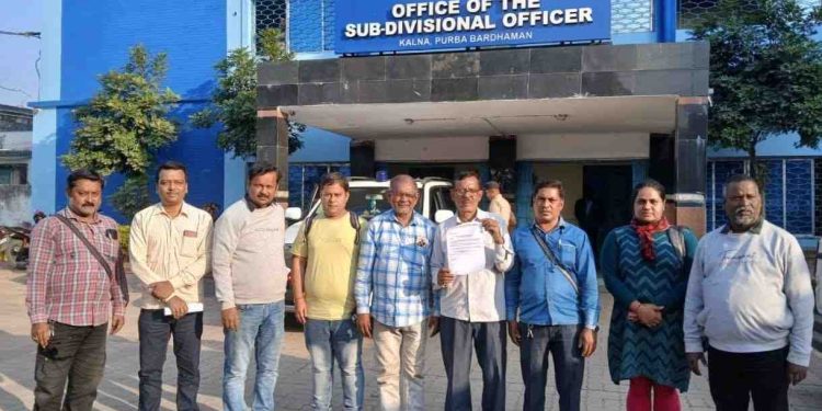 সভায় ফাঁকা মাঠের ছবি করার অপরাধে সাংবাদিকদের উপর তৃণমূলের হামলার প্রতিবাদে মহকুমা শাসককে স্মারকলিপি 