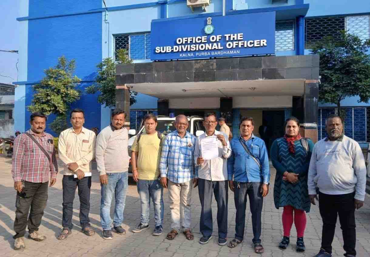 সভায় ফাঁকা মাঠের ছবি করার অপরাধে সাংবাদিকদের উপর তৃণমূলের হামলার প্রতিবাদে মহকুমা শাসককে স্মারকলিপি 