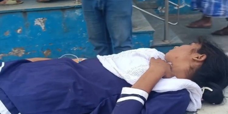 মাধ্যমিক পরীক্ষা চলাকালীন হঠাৎ অজ্ঞান ছাত্রী , হাসপাতালে করতে হল পরীক্ষার ব্যবস্থা 