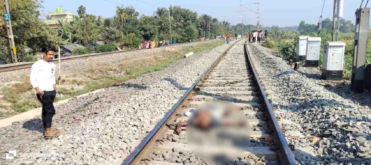 মহা শিবরাত্রির পূজোর ফুল সংগ্রহ করতে গিয়ে ট্রেনের ধাক্কায় ফুল ব্যবসায়ী যুবকের মৃত্যু 