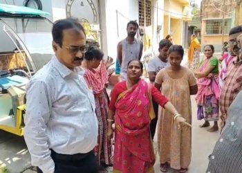 “আমার আন্ডারে ৩টে লেবার আর ১টা সুইপার,কি করে কি করি…” : ড্রেন  সংস্কার না হওয়ায় মহিলাদের বিক্ষোভের মুখে পড়ে কালনা পুরসভার তৃণমূল কাউন্সিলের অসহায় উক্তি