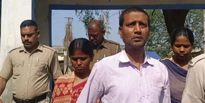 সোনার গহনা হাতাতে মা’কে খুন করে সস্ত্রীক গ্রেপ্তার ঘাতক ছেলে 