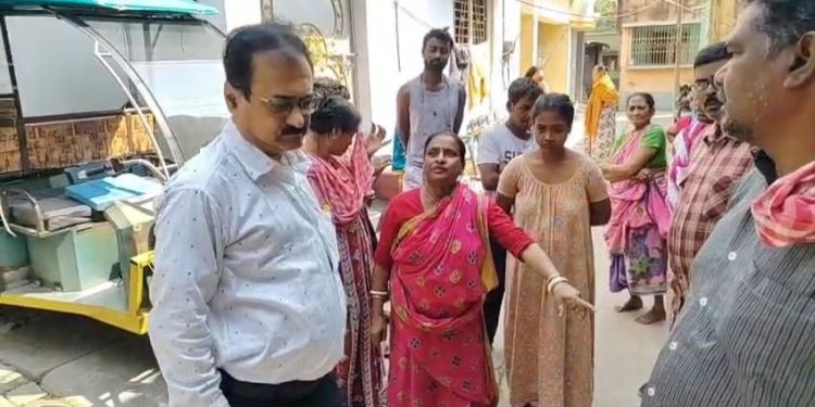 “আমার আন্ডারে ৩টে লেবার আর ১টা সুইপার,কি করে কি করি…” : ড্রেন  সংস্কার না হওয়ায় মহিলাদের বিক্ষোভের মুখে পড়ে কালনা পুরসভার তৃণমূল কাউন্সিলের অসহায় উক্তি