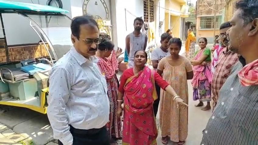 “আমার আন্ডারে ৩টে লেবার আর ১টা সুইপার,কি করে কি করি…” : ড্রেন  সংস্কার না হওয়ায় মহিলাদের বিক্ষোভের মুখে পড়ে কালনা পুরসভার তৃণমূল কাউন্সিলের অসহায় উক্তি