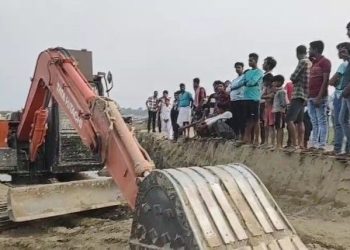 পূর্বস্থলীতে প্রকাশ্যে অত্যাধুনিক মেশিন লাগিয়ে গঙ্গা থেকে বালি তুলে পাচার রুখল গ্রামবাসী