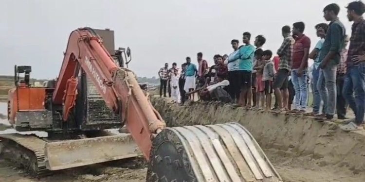 পূর্বস্থলীতে প্রকাশ্যে অত্যাধুনিক মেশিন লাগিয়ে গঙ্গা থেকে বালি তুলে পাচার রুখল গ্রামবাসী
