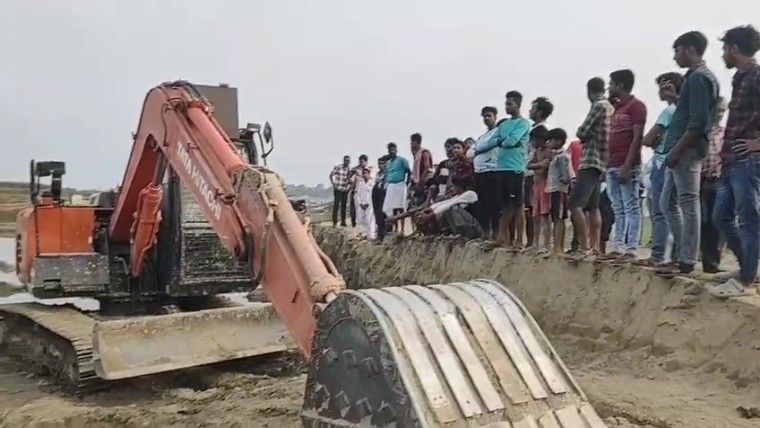 পূর্বস্থলীতে প্রকাশ্যে অত্যাধুনিক মেশিন লাগিয়ে গঙ্গা থেকে বালি তুলে পাচার রুখল গ্রামবাসী