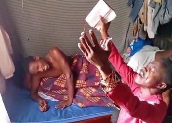 বিছানায় জড়াজড়ি করে যন্ত্রণায় কাতরাচ্ছে নগ্ন স্ত্রী-পুরুষ, বাইবেল হাতে উচ্চস্বরে প্রার্থনা করছে যাজক, কেনিয়ায় “পেনিস ক্যাপটিভাস” আক্রান্ত যুগলের ভিডিও ভাইরাল 