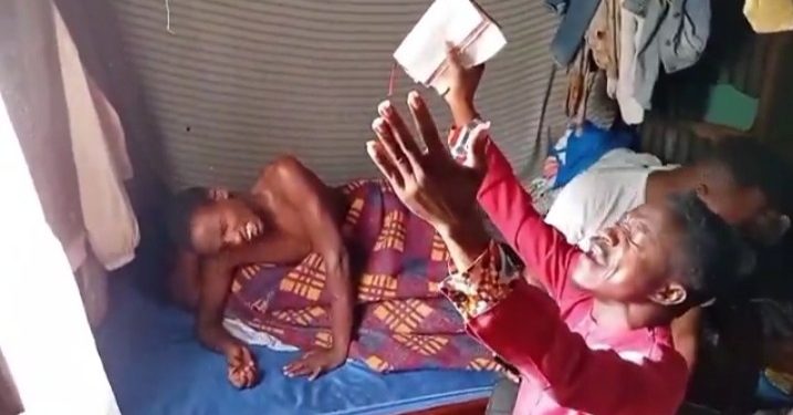 বিছানায় জড়াজড়ি করে যন্ত্রণায় কাতরাচ্ছে নগ্ন স্ত্রী-পুরুষ, বাইবেল হাতে উচ্চস্বরে প্রার্থনা করছে যাজক, কেনিয়ায় “পেনিস ক্যাপটিভাস” আক্রান্ত যুগলের ভিডিও ভাইরাল 