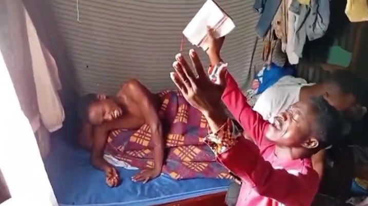 বিছানায় জড়াজড়ি করে যন্ত্রণায় কাতরাচ্ছে নগ্ন স্ত্রী-পুরুষ, বাইবেল হাতে উচ্চস্বরে প্রার্থনা করছে যাজক, কেনিয়ায় “পেনিস ক্যাপটিভাস” আক্রান্ত যুগলের ভিডিও ভাইরাল