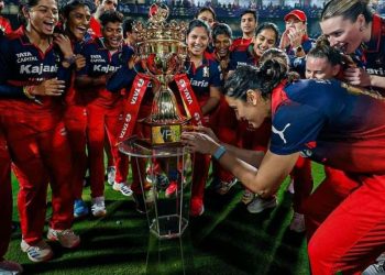 দ্বিতীয়বারের মতো মহিলা প্রিমিয়ার লিগ শিরোপা জিতেছে আরসিবি