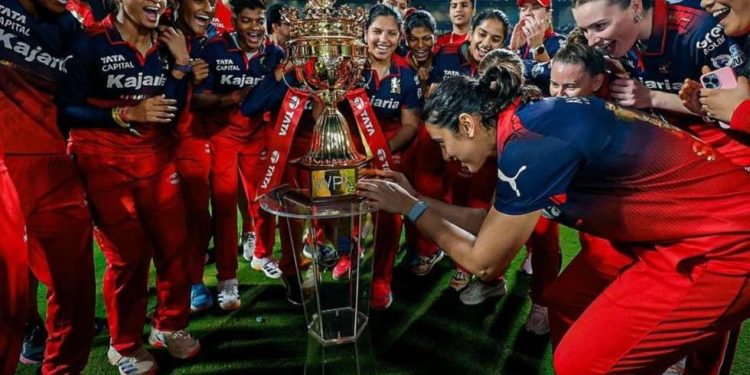 দ্বিতীয়বারের মতো মহিলা প্রিমিয়ার লিগ শিরোপা জিতেছে আরসিবি