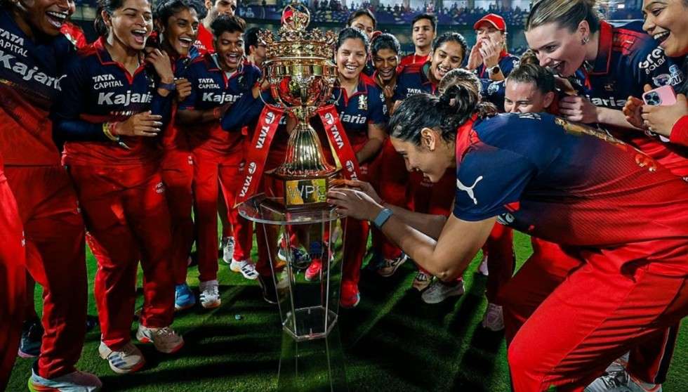 দ্বিতীয়বারের মতো মহিলা প্রিমিয়ার লিগ শিরোপা জিতেছে আরসিবি