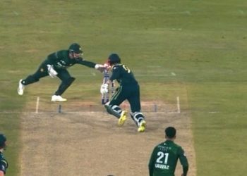 অস্ট্রেলিয়ার সঙ্গে মারাত্মক প্রতারণা করেছে পাকিস্তান ; বল ছাড়াই স্টাম্পআউট, প্রতারণার ভিডিও ভাইরাল 