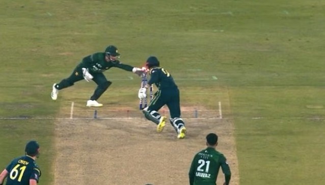 অস্ট্রেলিয়ার সঙ্গে মারাত্মক প্রতারণা করেছে পাকিস্তান ; বল ছাড়াই স্টাম্পআউট, প্রতারণার ভিডিও ভাইরাল 