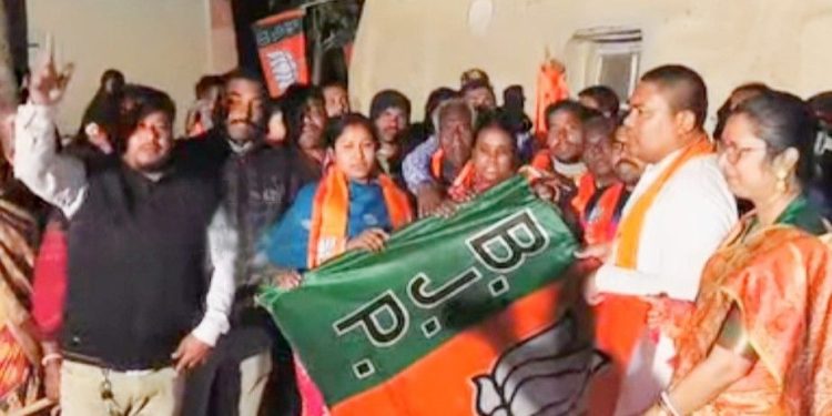 গাজোলে তৃণমূল ছেড়ে শতাধিক বিজেপি যোগদান  