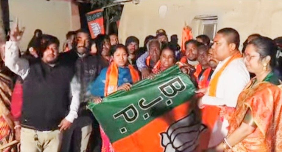 গাজোলে তৃণমূল ছেড়ে শতাধিক বিজেপি যোগদান  
