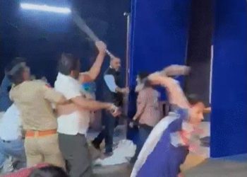 রাজকোটে নাথুরাম গডসের নাটকের সেট ভাঙচুর করল কংগ্রেস