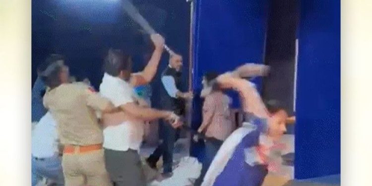 রাজকোটে নাথুরাম গডসের নাটকের সেট ভাঙচুর করল কংগ্রেস