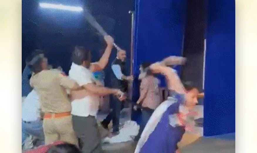 রাজকোটে নাথুরাম গডসের নাটকের সেট ভাঙচুর করল কংগ্রেস