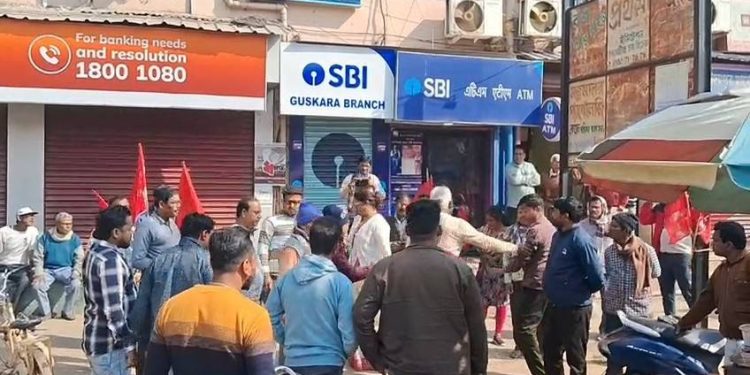 সিপিএম ও তৃণমূলের হাতাহাতির ঘটনায় উত্তেজনা ছড়াল পূর্ব বর্ধমানের গুসকরায় 