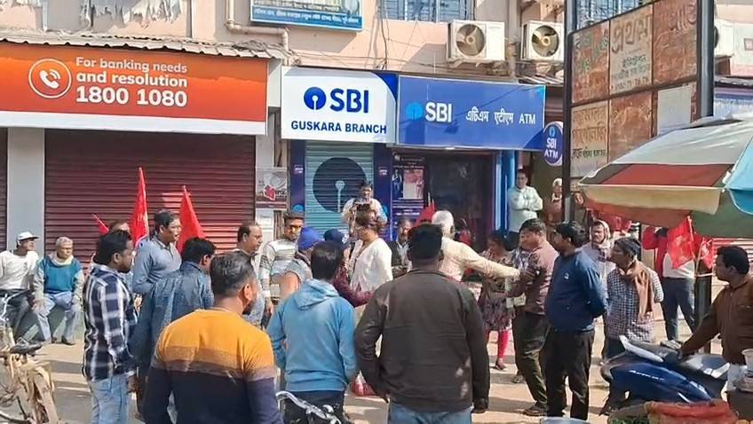 সিপিএম ও তৃণমূলের হাতাহাতির ঘটনায় উত্তেজনা ছড়াল পূর্ব বর্ধমানের গুসকরায় 