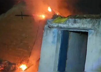 ছত্তিশগড়ের গড়িয়াবন্দে  সাম্প্রদায়িক সংঘর্ষ,ঘড়বাড়িতে অগ্নিসংযোগ, আহত ৬ পুলিশকর্মী