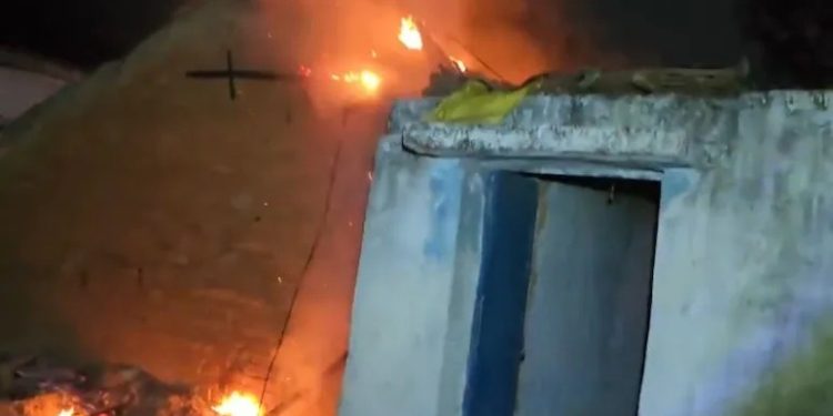 ছত্তিশগড়ের গড়িয়াবন্দে  সাম্প্রদায়িক সংঘর্ষ,ঘড়বাড়িতে অগ্নিসংযোগ, আহত ৬ পুলিশকর্মী