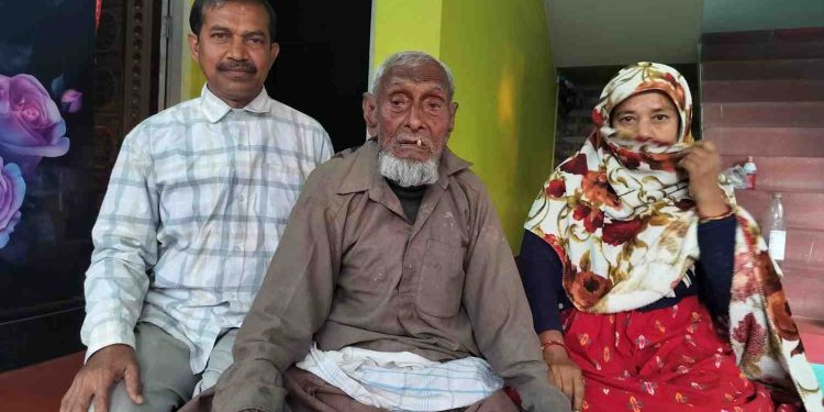 বার্ধক্য ভাতা জোটেনি ১০৪ বছরের বৃদ্ধের, ভোটের মুখে এই ঘটনা প্রকাশ্যে আসতেই তোলপাড় বর্ধমানের রাজনৈতিক মহল 