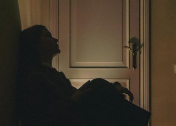 আম্মুর অনুপস্থিতিতে নিজের ১৪ বছরের মেয়েকে ধর্ষণ করে গ্রেপ্তার  আব্বু 