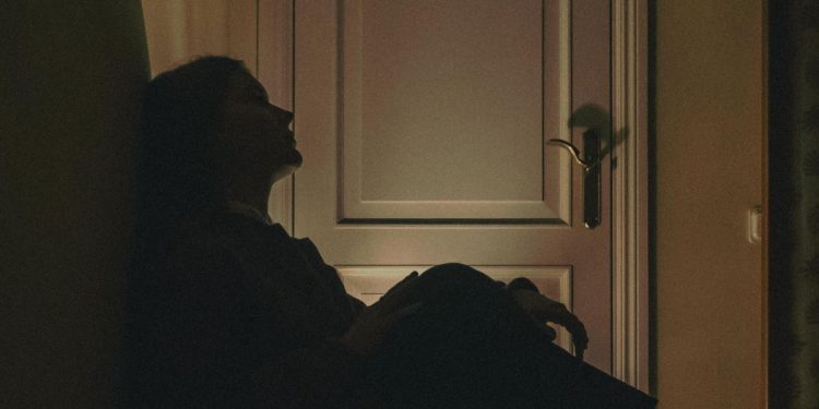 আম্মুর অনুপস্থিতিতে নিজের ১৪ বছরের মেয়েকে ধর্ষণ করে গ্রেপ্তার  আব্বু 