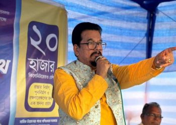 হর্ন দেওয়ার পরও পথ না ছাড়ায় উচ্চ মাধ্যমিক পড়ুয়াদের পেটানোর অভিযোগ তৃণমূল বিধায়ক বিমলেন্দু সিংহ রায়ের বিরুদ্ধে, প্রতিবাদে বিক্ষোভ 