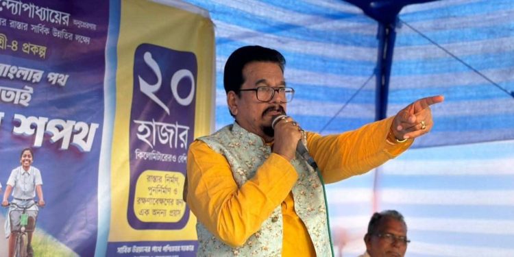 হর্ন দেওয়ার পরও পথ না ছাড়ায় উচ্চ মাধ্যমিক পড়ুয়াদের পেটানোর অভিযোগ তৃণমূল বিধায়ক বিমলেন্দু সিংহ রায়ের বিরুদ্ধে, প্রতিবাদে বিক্ষোভ 