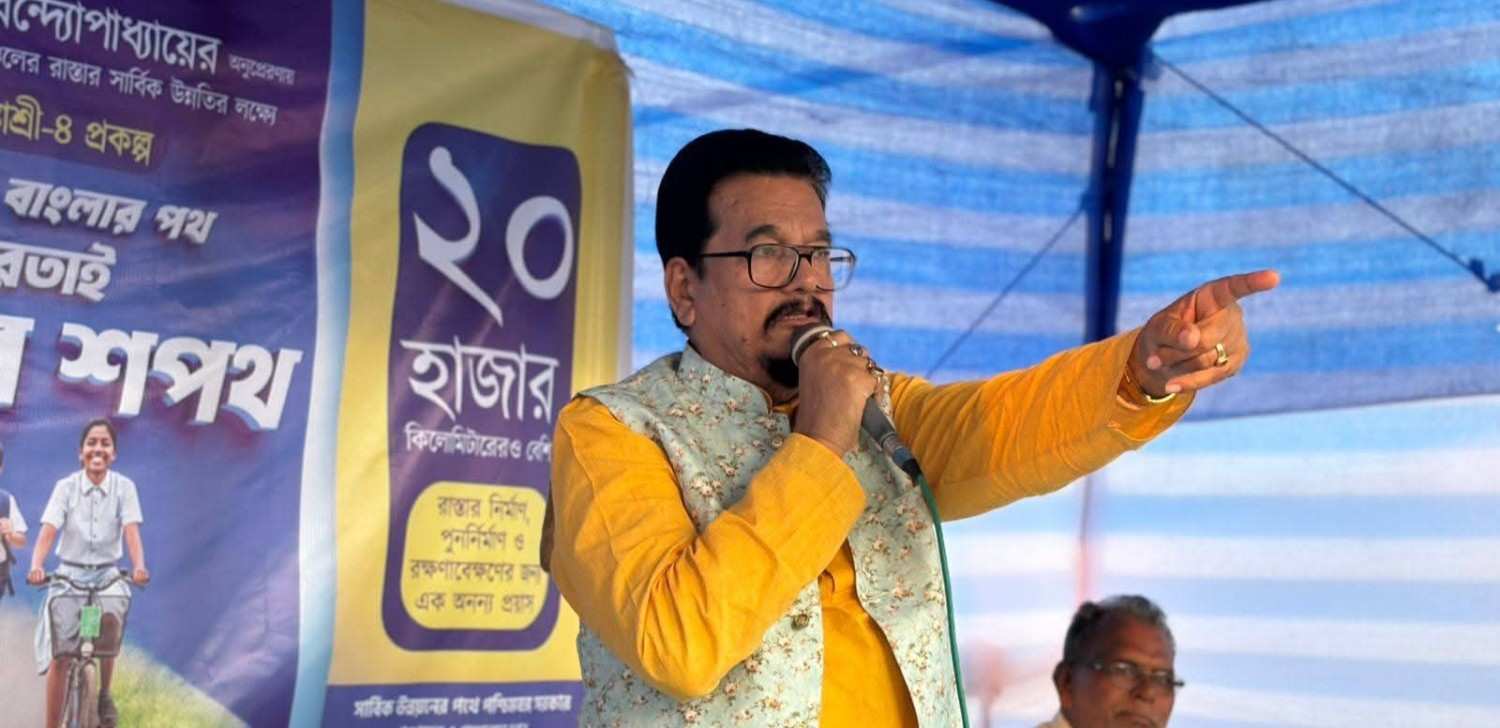 হর্ন দেওয়ার পরও পথ না ছাড়ায় উচ্চ মাধ্যমিক পড়ুয়াদের পেটানোর অভিযোগ তৃণমূল বিধায়ক বিমলেন্দু সিংহ রায়ের বিরুদ্ধে, প্রতিবাদে বিক্ষোভ 