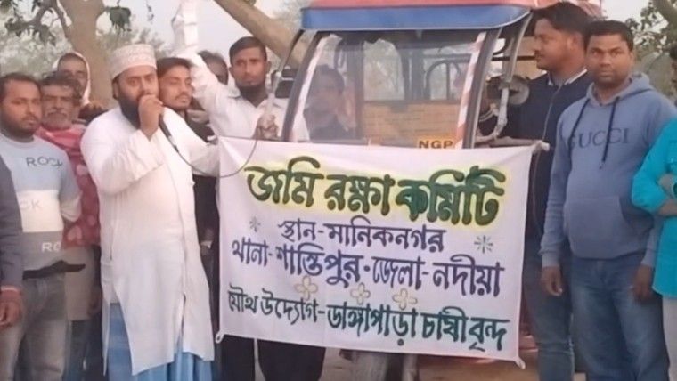 মাটি মাফিয়াদের দৌরাত্ম্য রুখতে আন্দোলনে নামলো নদীয়ার শান্তিপুরের ‘জমি রক্ষা কমিটি’ 