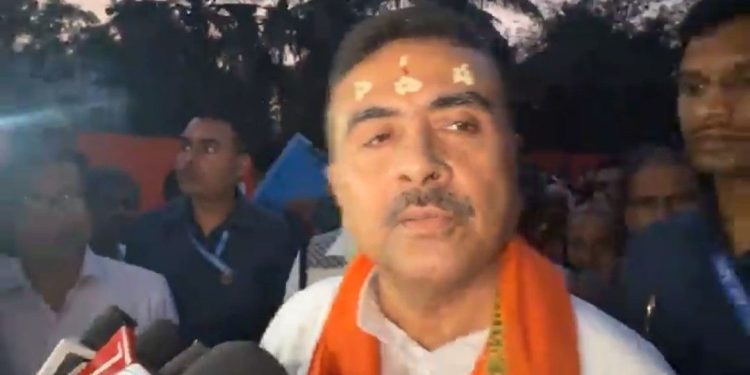 “আপনি যত পারেন কুড়িয়ে যান, উত্তরবঙ্গে তৃণমূল শুন্য হবে” : কার্শিয়াংয়ের বিজেপি বিধায়কের তৃণমূলে যোগদান নিয়ে মমতাকে কটাক্ষ শুভেন্দুর 