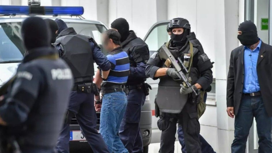 ফ্রান্সে জিহাদি হামলার আগে ১৬ বছর বয়স্ক ২ কিশোর সন্ত্রাসী গ্রেপ্তার