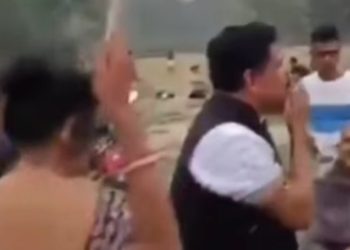 দলের মহিলা কর্মীকে তৃণমূল বিধায়কের “ফ্লাইং কিস” : ভিডিও শেয়ার করে বঙ্গের মা-বোনেদের “চরিত্রহীন মানুষদের বর্জনের” বার্তা দিলেন শুভেন্দু অধিকারী 