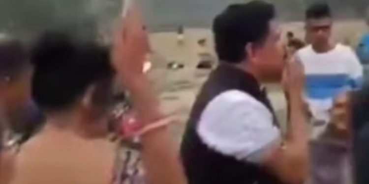 দলের মহিলা কর্মীকে তৃণমূল বিধায়কের “ফ্লাইং কিস” : ভিডিও শেয়ার করে বঙ্গের মা-বোনেদের “চরিত্রহীন মানুষদের বর্জনের” বার্তা দিলেন শুভেন্দু অধিকারী