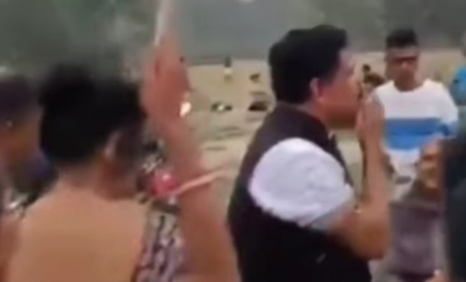 দলের মহিলা কর্মীকে তৃণমূল বিধায়কের “ফ্লাইং কিস” : ভিডিও শেয়ার করে বঙ্গের মা-বোনেদের “চরিত্রহীন মানুষদের বর্জনের” বার্তা দিলেন শুভেন্দু অধিকারী