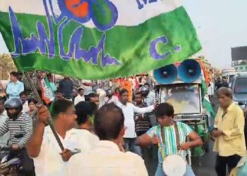উচমাধ্যমিক পরীক্ষা চলাকালীন বাজনা বাজিয়ে তৃণমূলের “শক্তি প্রদর্শন” মিছিল ; চুপচাপ দাঁড়িয়ে দেখা পুলিশের ভূমিকা নিয়ে উঠছে প্রশ্ন   