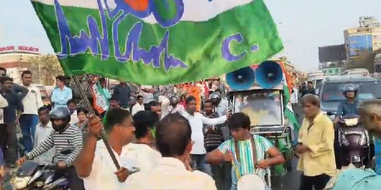 উচমাধ্যমিক পরীক্ষা চলাকালীন বাজনা বাজিয়ে তৃণমূলের “শক্তি প্রদর্শন” মিছিল ; চুপচাপ দাঁড়িয়ে দেখা পুলিশের ভূমিকা নিয়ে উঠছে প্রশ্ন   